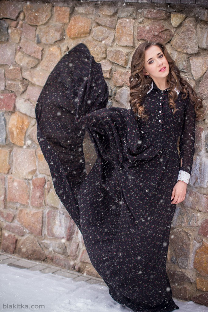 beautiful girl in a long dress with snow wind развевающееся платье